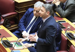 Κατέθεσε την πρόταση δυσπιστίας ο Ανδρουλάκης: «Κυβέρνηση βυθισμένη στη διαφθορά» – «Καλοδεχούμενη», λέει ο Μητσοτάκης