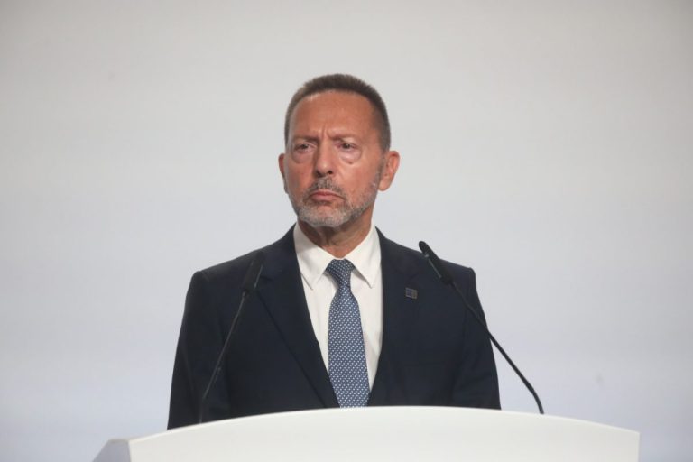 Στουρνάρας για 13ο-14ο μισθό στο Δημόσιο: «Θα στερήσεις λεφτά από τους φτωχούς»