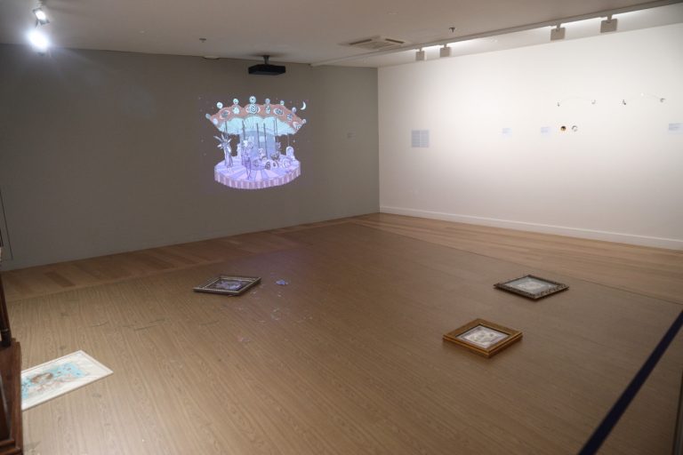 Σκοταδισμός σε ζωντανή μετάδοση: Η Εθνική Πινακοθήκη απομάκρυνε τα βανδαλισμένα έργα που παρέμεναν στο έδαφος