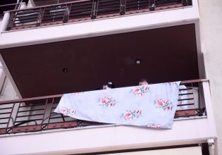 Θεσσαλονίκη: Αιμόφυρτη στο μπαλκόνι βγήκε η 44χρονη προτού ο σύζυγός της την αποτελειώσει