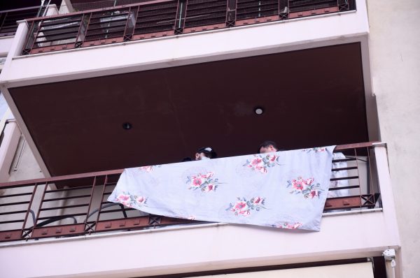 Θεσσαλονίκη: Αιμόφυρτη στο μπαλκόνι βγήκε η 44χρονη προτού ο σύζυγός της την αποτελειώσει