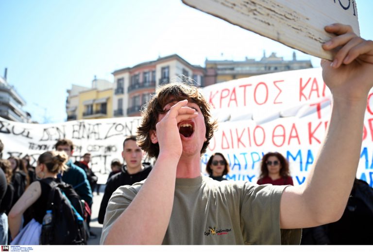 Θεσσαλονίκη: Μαθητές και φοιτητές στους δρόμους για τα Τέμπη