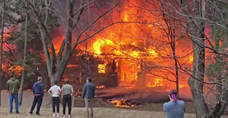 ΗΠΑ: Αεροπλάνο έπεσε σε σπίτι στη Μινεσότα [βίντεο]
