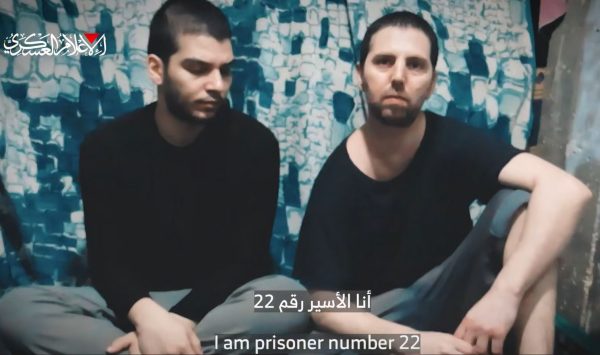 Χαμάς: Νέο βίντεο με δύο ομήρους – «Είδαμε τον θάνατο να περνά μπροστά στα μάτια μας»