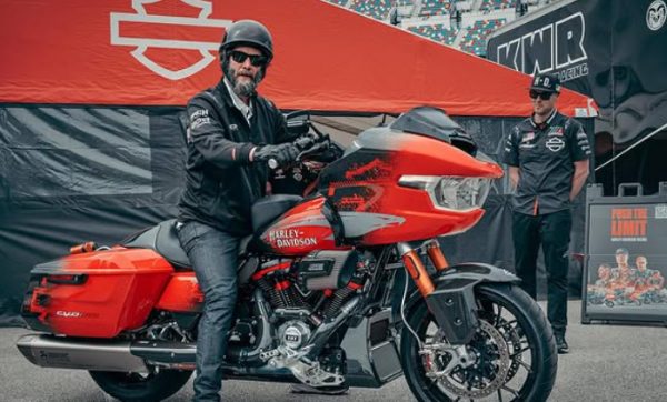 Ο Κιάνου Ριβς δεν είναι ο τύπος που τερματίζει τα κοντέρ όταν οδηγεί μηχανή