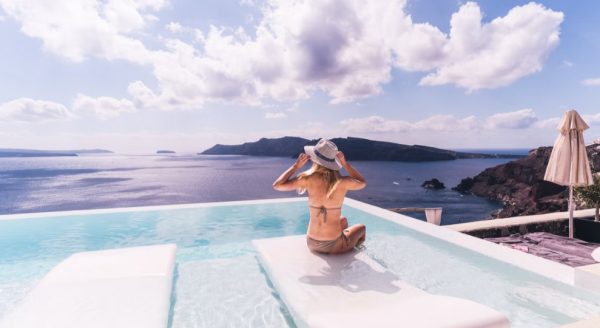 Bloomberg: Πουλήστε τις μετοχές σας, μετακομίσετε στην Ελλάδα και κάντε παιδιά