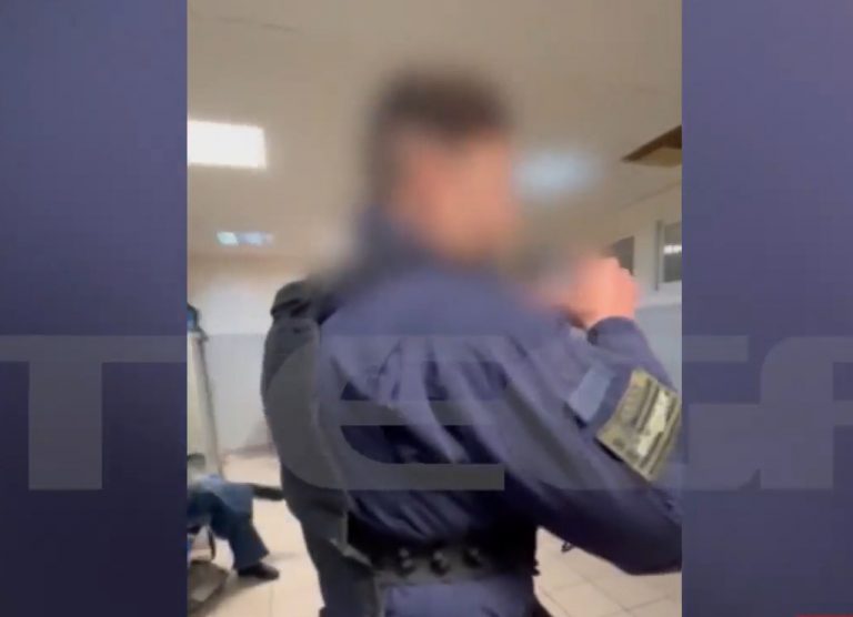 Ντυνόταν αστυνομικός και κυκλοφορούσε στο κέντρο της Αθήνας [video]