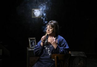 «Το τραγούδι της Φλέρυς» με την Ελένη Κοκκίδου επιστρέφει στο θέατρο Σταθμός