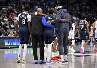 Συγκινητική στιγμή: Ο Κάιρι Ίρβινγκ εκτέλεσε δύο βολές, όντας τραυματίας και αποχώρησε καταχειροκροτούμενος (pics, vids)