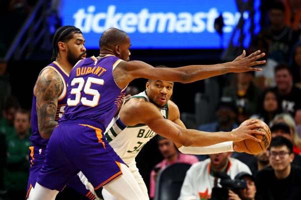 Σανς – Μπακς 108-106: Ο Αντετοκούνμπο είχε απάντηση στην 38άρα του Ντουράντ, αλλά όχι στο buzzer beater του Μπούκερ