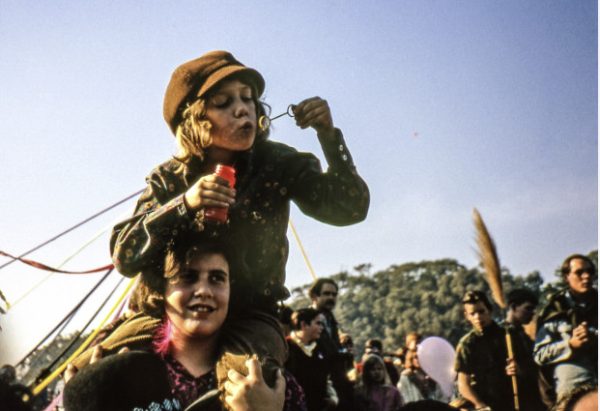 Ένας ανώνυμος φωτογράφος απαθανατίζει το Σαν Φρανσίσκο του ’60 – Δεκαετίες αργότερα, κάποιος τον αναζητά