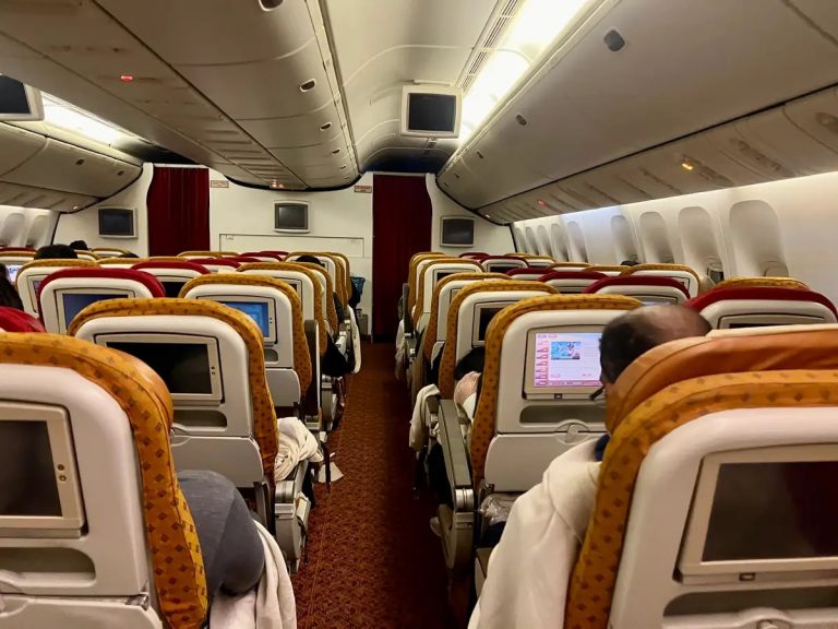 Ταλαιπωρία για 300 επιβάτες της πτήσης Σικάγο προς Δέλχι – Χάλασαν οι τουαλέτες και το αεροσκάφος γύρισε πίσω