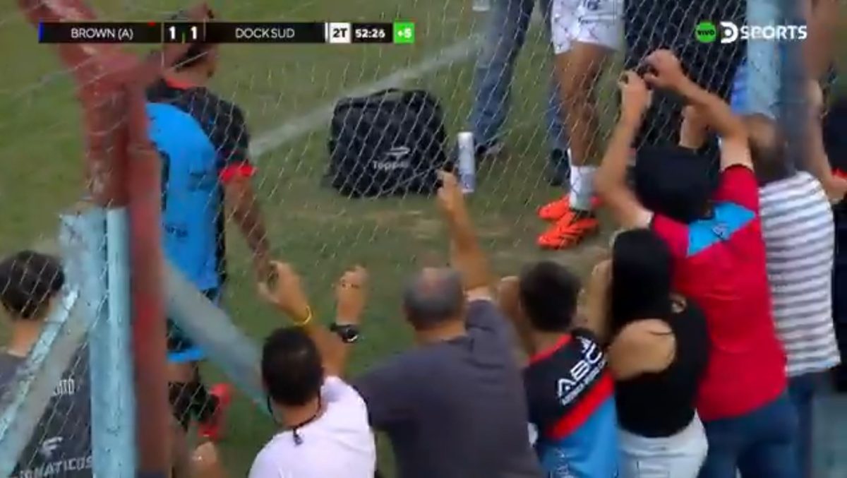 Απίστευτο σκηνικό στην Αργεντινή: Τραυματιοφορέας πέταξε αντίπαλο παίκτη και ακολούθησε σύρραξη (vid)