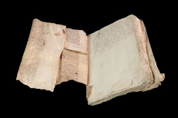 Ανεκτίμητο εύρημα: Σπάνιο χειρόγραφο 400 ετών με μεσαιωνικές ιστορίες του Μέρλιν και του Αρθούρου