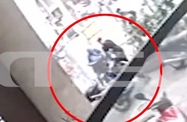 Ομόνοια: Βίντεο ντοκουμέντο από τη στιγμή που μεταφέρουν νεκρό τον 57χρονο άστεγο έξω από το εστιατόριο