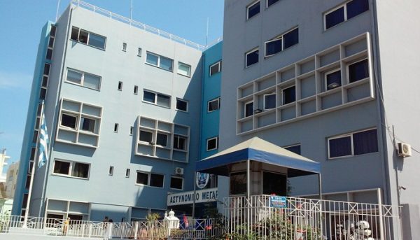 Χανιά: Ένας 46χρονος μπήκε στο αστυνομικό μέγαρο με ψαροντούφεκο και τσεκούρι – Τι ζητούσε