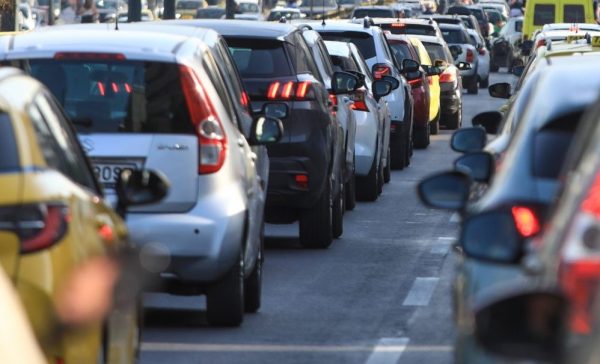 Σύγκρουση νταλίκας με ΙΧ και μηχανές στον Κηφισό – Κυκλοφοριακό χάος