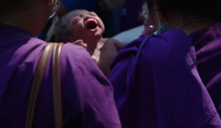 Μπανγκόκ: Μωρό γεννήθηκε σε δρόμο μετά την εκκένωση νοσοκομείου λόγω του ισχυρού σεισμού