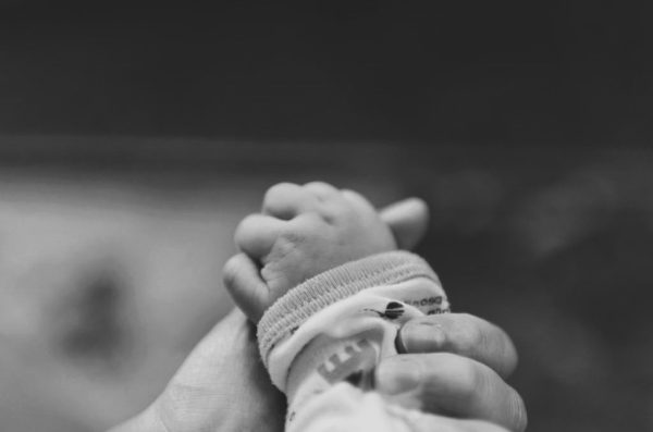 Φρίκη σε αεροδρόμιο: Καθαρίστρια εντόπισε νεκρό νεογέννητο σε κάδο σκουπιδιών