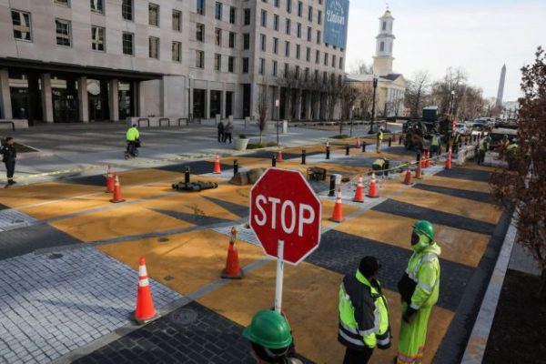 Ουάσιγκτον: Σβήνουν την επιγραφή Black Lives Matter σε δρόμο κοντά στον Λευκό Οίκο
