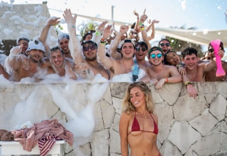 Η επίδραση της Μπόνι Μπλου: Η αμφιλεγόμενη σταρ του OnlyFans κλείνει σπίτια στην Αγγλία