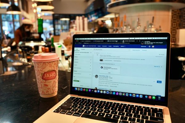 Τηλεργασία: Η κουλτούρα των καφέ και η αντεπίθεση στους… «εισβολείς του πληκτρολογίου»