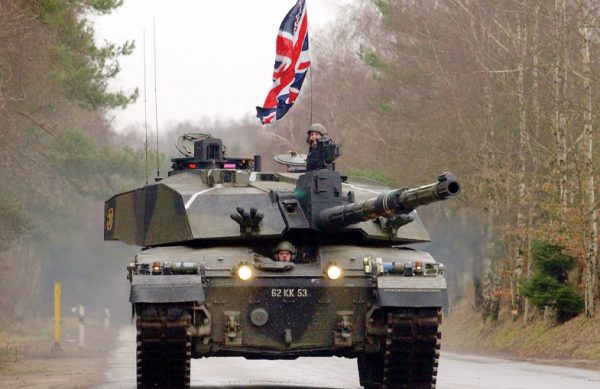 Βρετανία: Αυξάνει κατά 2 δισ. λίρες τις πιστώσεις για να τονωθούν οι εξαγωγές όπλων