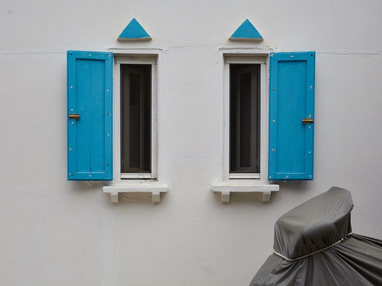 Ένα κοινό φωτογραφικό οδοιπορικό στο νησί της Άνδρου από δύο σύγχρονους εικαστικούς