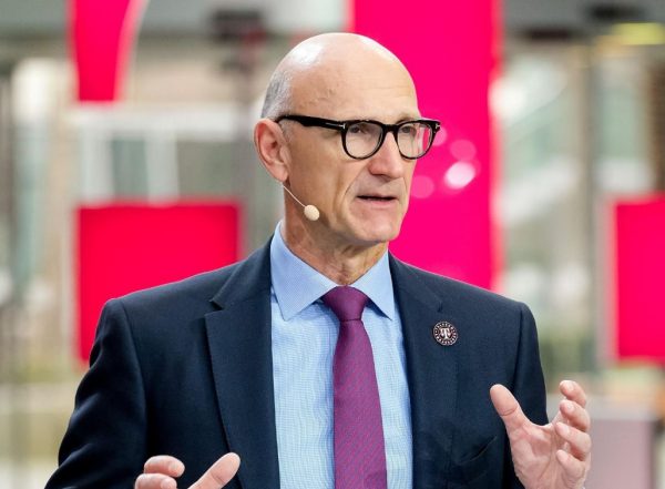 Ο CEO της Deutsche Telekom θέλει έναν… Μασκ για την Ευρώπη – «Αυτό που χρειάζεται είναι ένα DOGE»