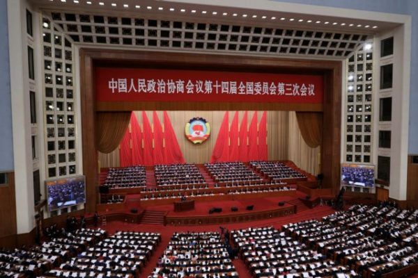 Κίνα: Θέτει στόχο η ανάπτυξη να κυμανθεί περί το 5% το 2025, με φόντο τον εμπορικό πόλεμο των ΗΠΑ