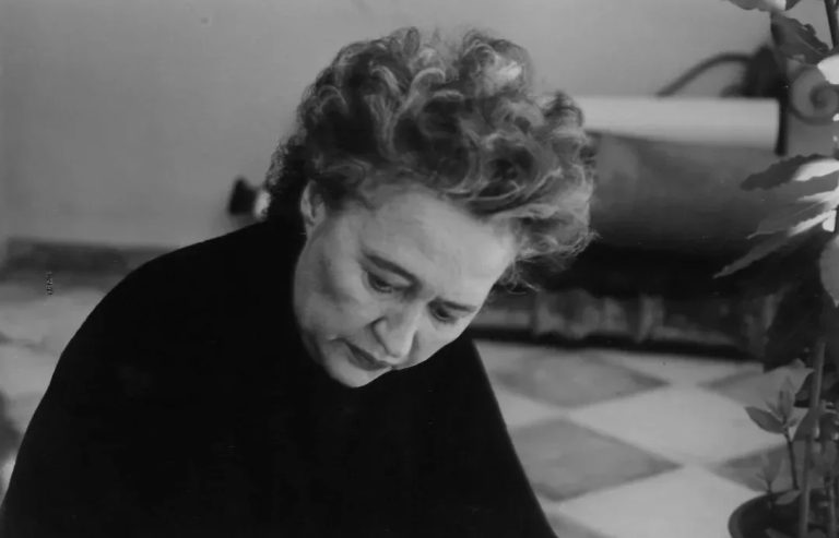 Chryssa: Μια συλλεκτική έκθεση – αφιέρωμα στη μεγάλη Ελληνίδα εικαστικό