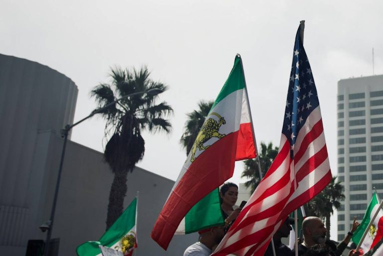 Ιράν: Ο Τραμπ απειλεί με βομβαρδισμούς – Αρνητική σε άμεσες διαπραγματεύσεις η Τεχεράνη