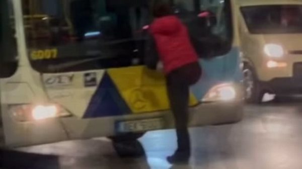 Γυναίκα σε έξαλλη κατάσταση κλοτσούσε λεωφορείο και έβριζε – «Θα στα σπάσω όλα ρε μ@λ@κ@»