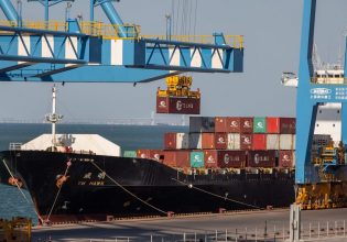 Δασμοί: Το σκληρό πόκερ, τα παζάρια, οι επιπτώσεις και οι κίνδυνοι