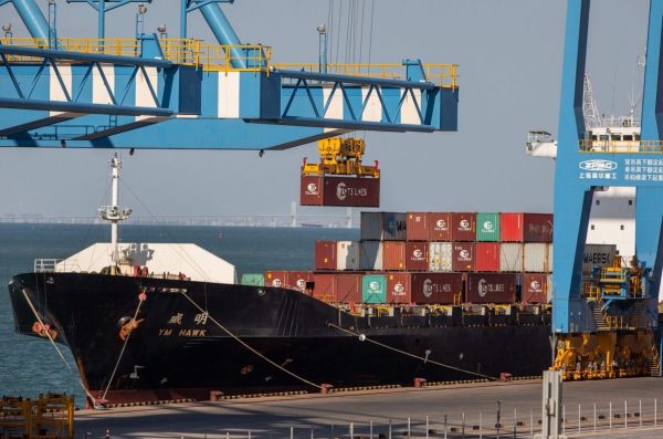 Δασμοί: Το σκληρό πόκερ, τα παζάρια, οι επιπτώσεις και οι κίνδυνοι