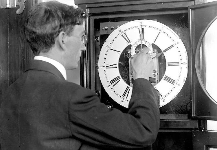 Μήπως ήρθε η ώρα να καταργηθεί η αλλαγή της ώρας;