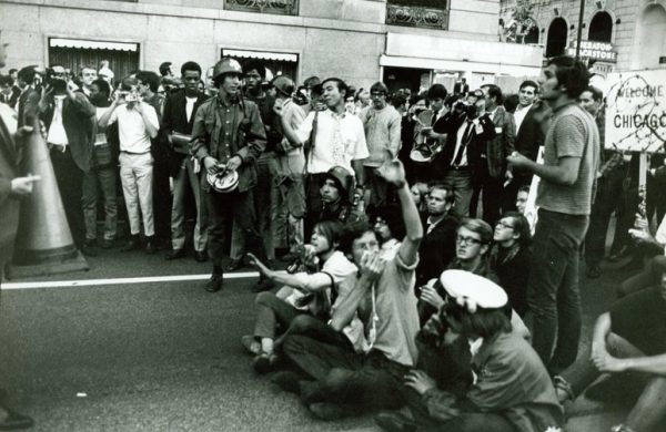 Τα ιδανικά των αγώνων της δεκαετίας του ’60 πολιορκούνται – Μήπως ήρθε η ώρα να βγούμε στους δρόμους ξανά;