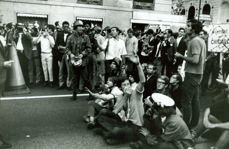 Τα ιδανικά των αγώνων της δεκαετίας του ’60 πολιορκούνται – Μήπως ήρθε η ώρα να βγούμε στους δρόμους ξανά;