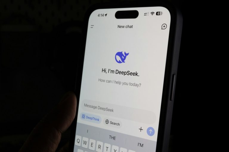 DeepSeek: Αναβαθμίζει το AI μοντέλο της και αυξάνει την πίεση στην OpenAI