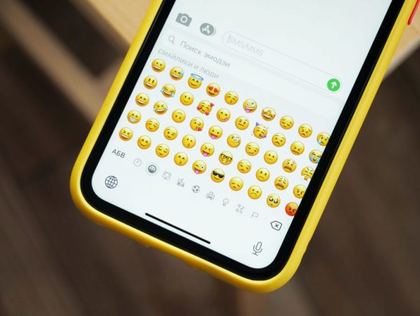 Πίσω από τα Emoji: Ποια είναι τα κρυφά μηνύματα στα τηλέφωνα των παιδιών;