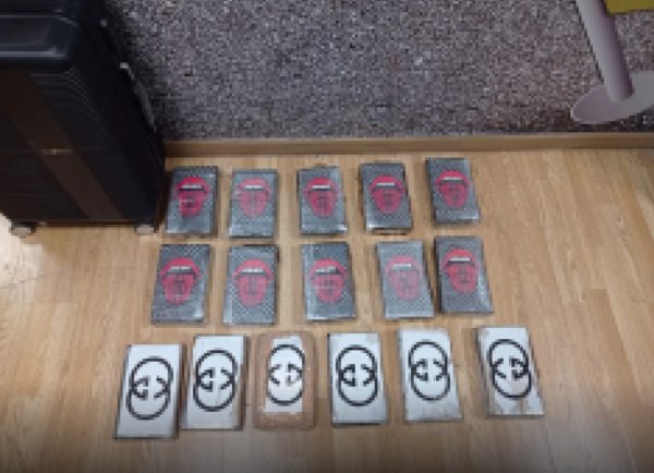 Συνελήφθησαν δύο άνδρες στο «Ελ. Βενιζέλος» με 17 κιλά κοκαΐνη – Αναζητείται συνεργός τους