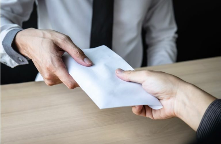 Χανιά: Πώς δούλευε το κύκλωμα με τους δύο υπαλλήλους και τους καταστηματάρχες – Οι έλεγχοι, τα δώρα και οι αμοιβές