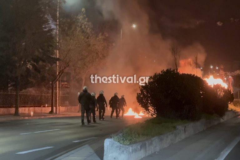 Επεισόδια τα ξημερώματα στη Θεσσαλονίκη – Δύο αστυνομικοί τραυματίες