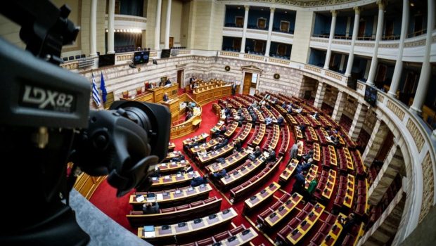 εικόνα που δείχνει από τα θεωρεία της Βουλής, τον χώρο της Ολομέλειας με κάποιους βουλευτές στα έδρανα