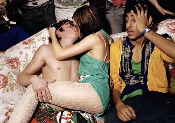 Τα παιδιά, το Λονδίνο, η garage: Ο Γιούεν Σπένσερ με ένα κλικ «έπιασε» μια ολόκληρη γενιά