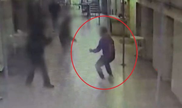 Φυλακές Αλικαρνασσού: Σοκάρει το βίντεο με την επίθεση κρατούμενου σε σωφρονιστικό υπάλληλο – Τον κάρφωσε στο λαιμό