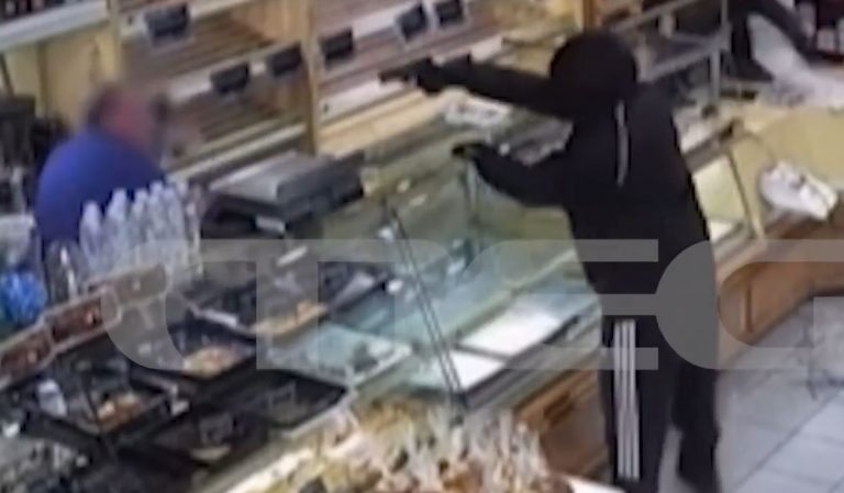 Καισαριανή: Μάχη με δύο ένοπλους ληστές έδωσε ιδιοκτήτης φούρνου – Βίντεο ντοκουμέντο