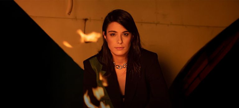 Τζένη Γεωργιάδη: Η ταλαντούχα ερμηνεύτρια σε τραγούδι – έκπληξη με την υπογραφή του Apon