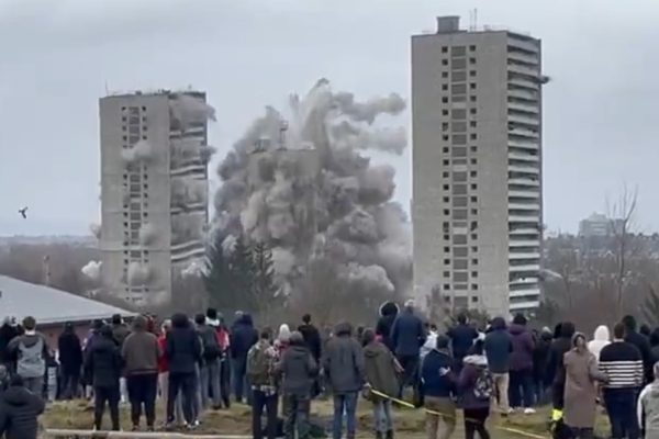 Γλασκώβη: Η στιγμή που τρεις ουρανοξύστες καταρρέουν σαν χάρτινοι πύργοι