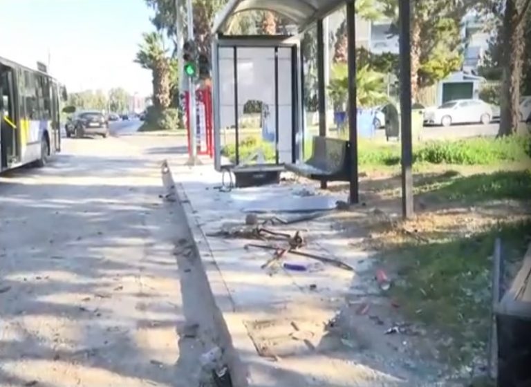 Γλυφάδα: Σφοδρή σύγκρουση δύο αυτοκινήτων – Η μηχανή του ενός Ι.Χ. εκτοξεύτηκε στον αέρα